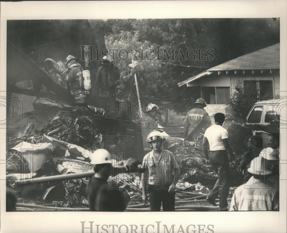 Press Photo Alabama-Fire and rescue workers at the L&#39;Express flight 508 crash. - Historic Images