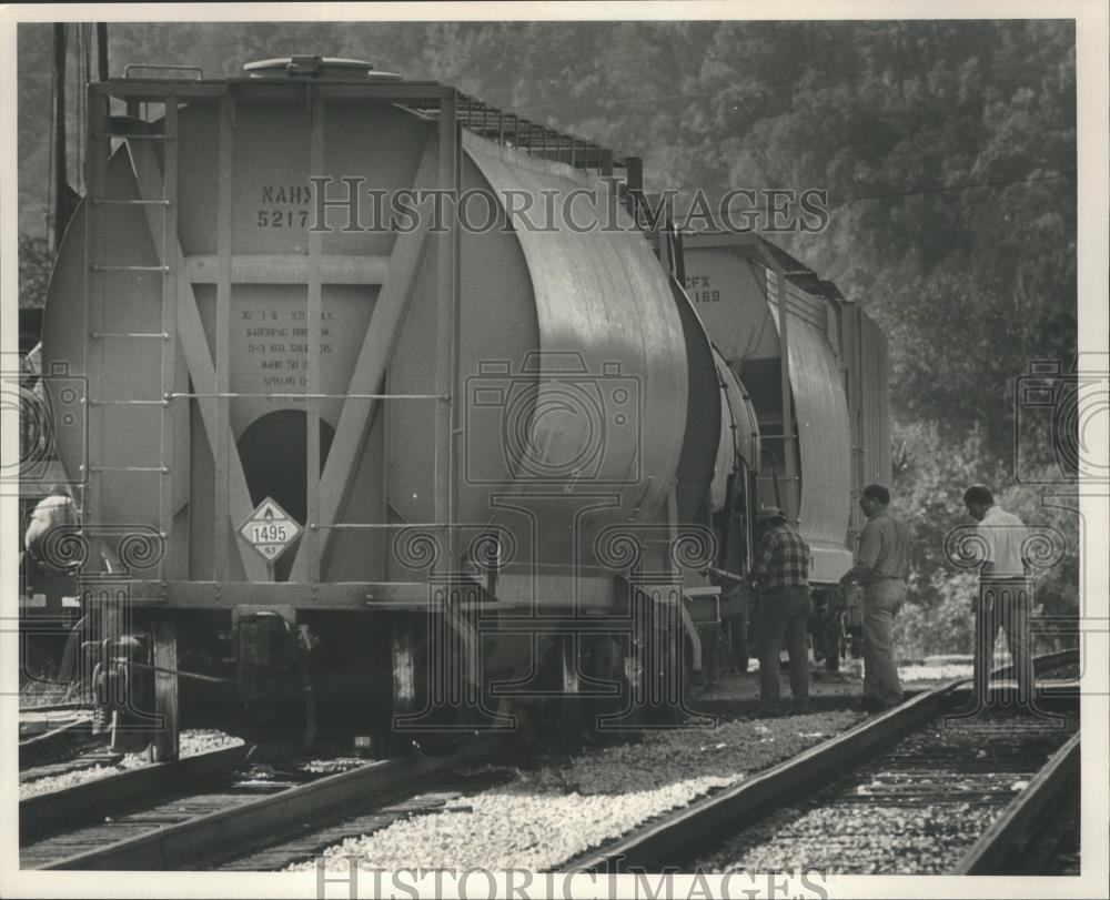 1988 Press Photo Officials Check Chemical Spill From Derailed Train, Alabama - Historic Images