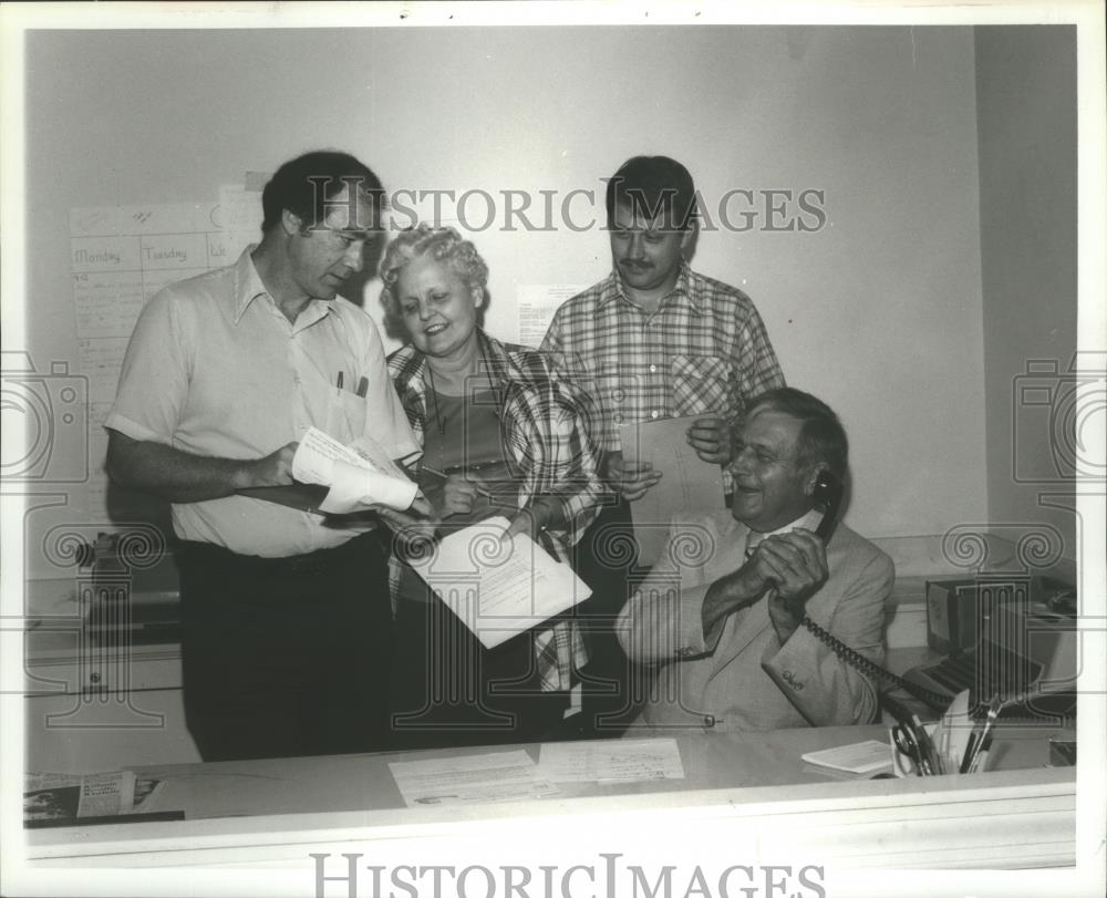 1980 Press Photo Alabama-Huntsville Mayor Joe Davis with others in his office. - Historic Images