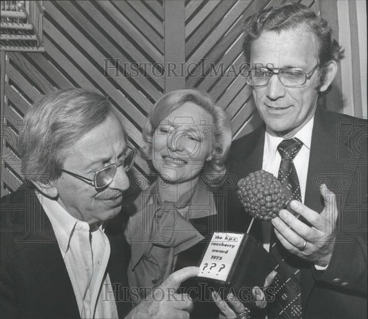 1976 Press Photo Razzberry Awards Officials Pick This Year's Recipients, Alabama - Historic Images