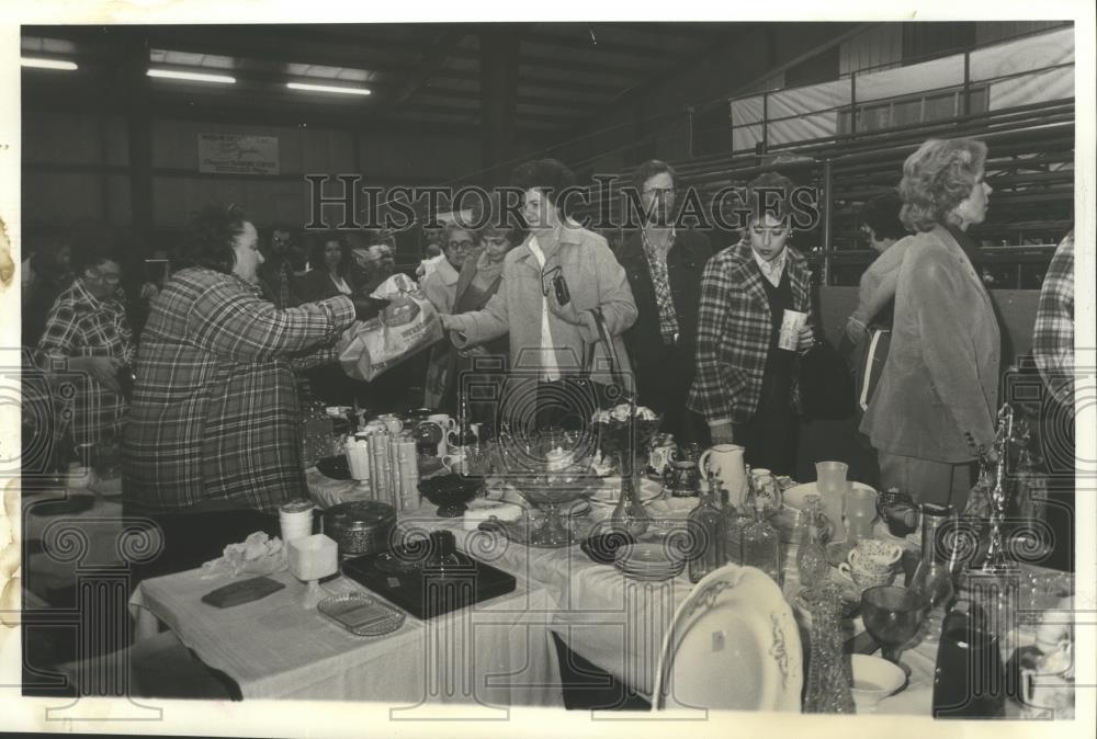 1981 Press Photo More than 30,000 attend Decatur Flea Market Opening - abna10559 - Historic Images