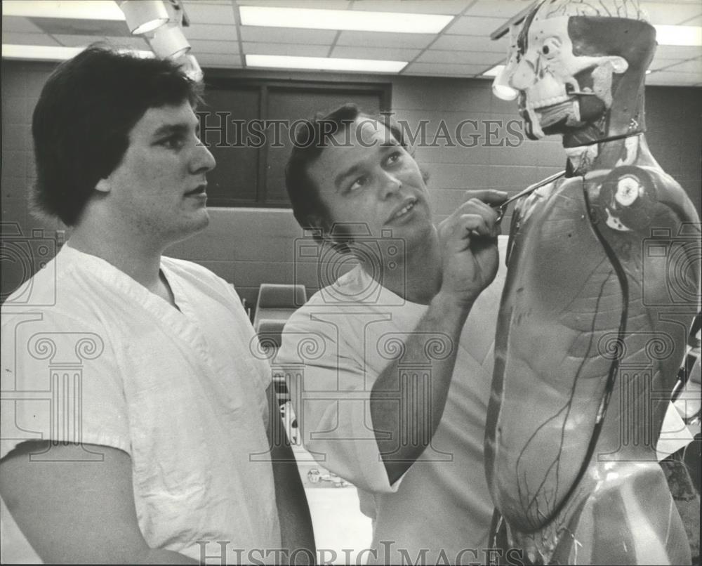 1980 Press Photo Students Studying Embalming at Jefferson State College, Alabama - Historic Images
