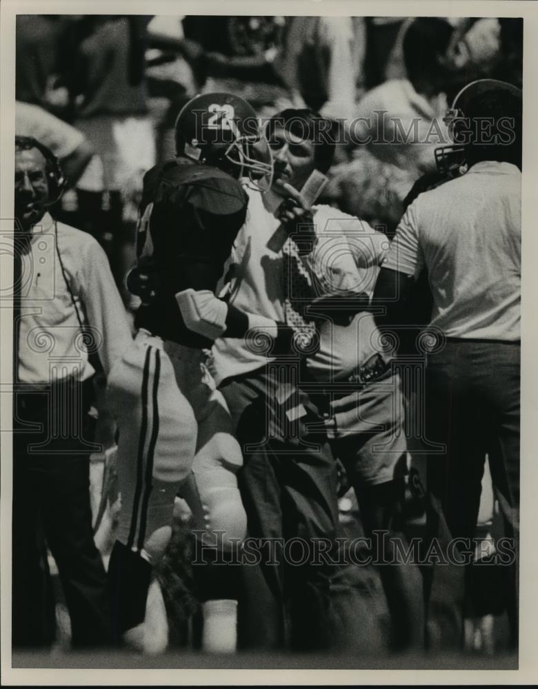 1986 Press Photo Alabama Football&#39;s Gene Jelks With His Coach In Second Half - Historic Images