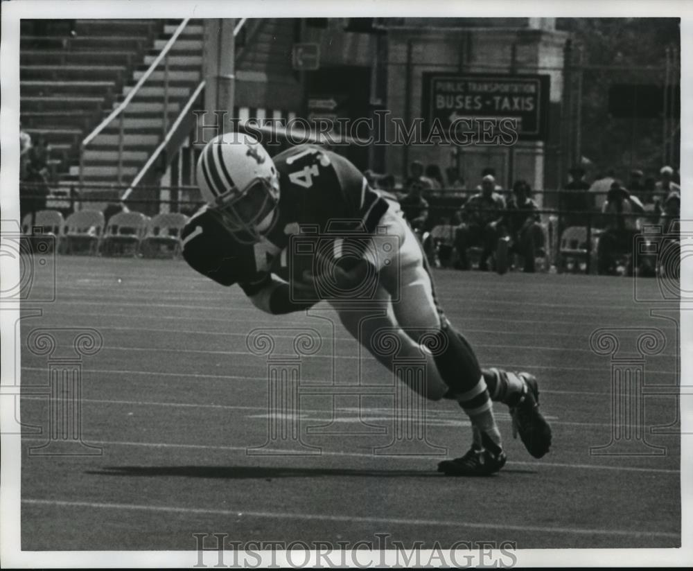 1976 Press Photo Auburn University Football Running Back Bob Bradley Makes Catch - Historic Images