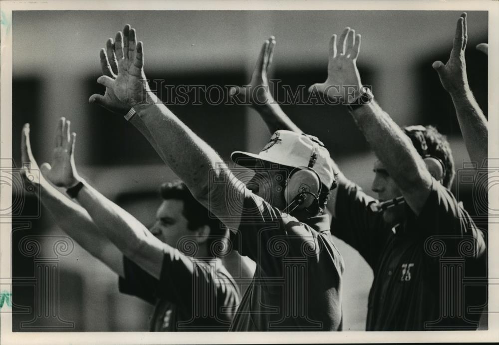 1990 Press Photo Alabama Football Coach Lance Van Zandt And Others Send Signals - Historic Images