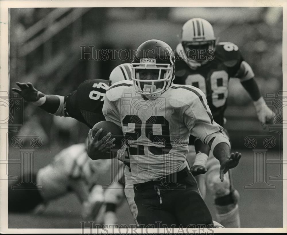 1985 Press Photo Mississippi State Football Carrier Michael Taylor Eludes Auburn - Historic Images