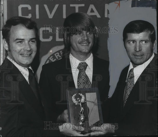 Press Photo Civitan Club Award To Mike Vise With D.B. Nunnelley And Wayne Grubb - Historic Images