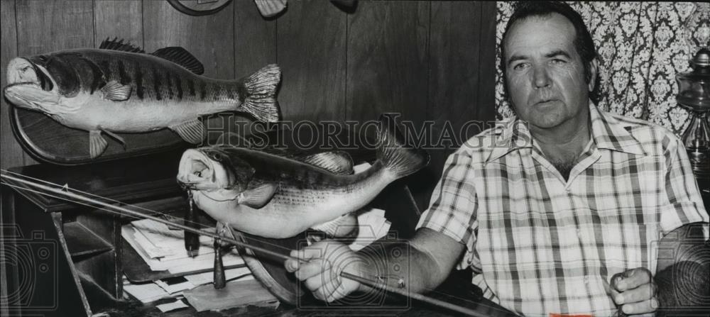 1978 Press Photo Fisherman Reul Goodwin Shows Off Two Mounted Spotted Bass - Historic Images