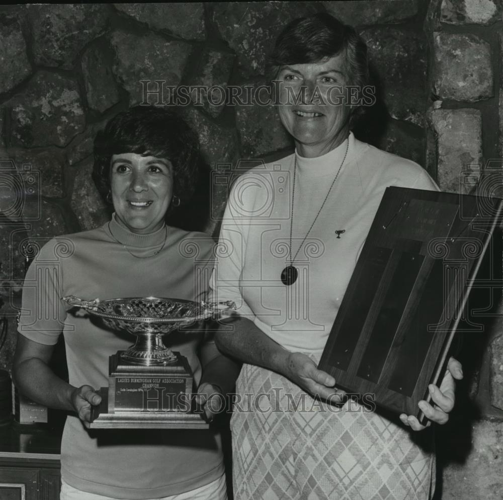 1977 Press Photo Birmingham Golf Winners Mrs. Leonard Love, Mrs. Raymond Miller - Historic Images