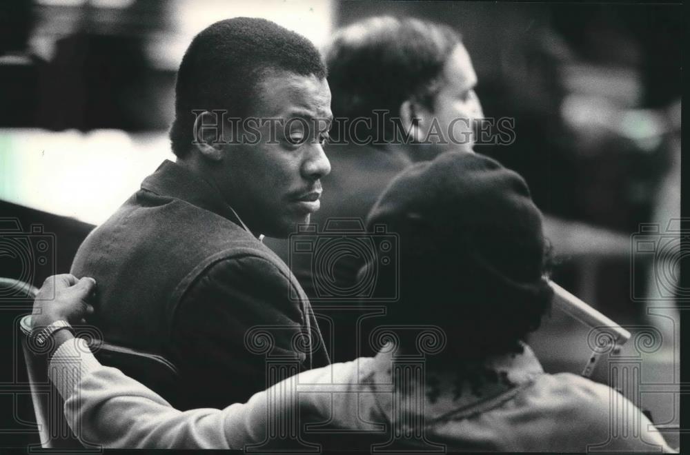 1985 Press Photo Phillip Wayne Harvey looks toward his mother during sentencing - Historic Images
