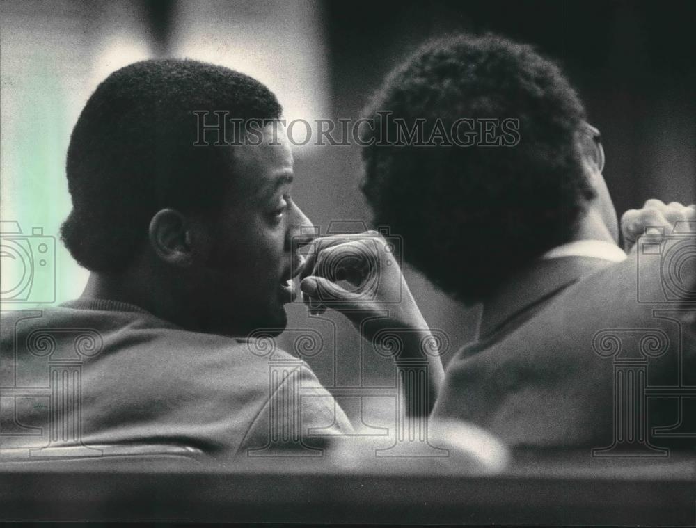 1985 Press Photo Phillip Wayne Harvey talks with his attorney - mjb62982 - Historic Images