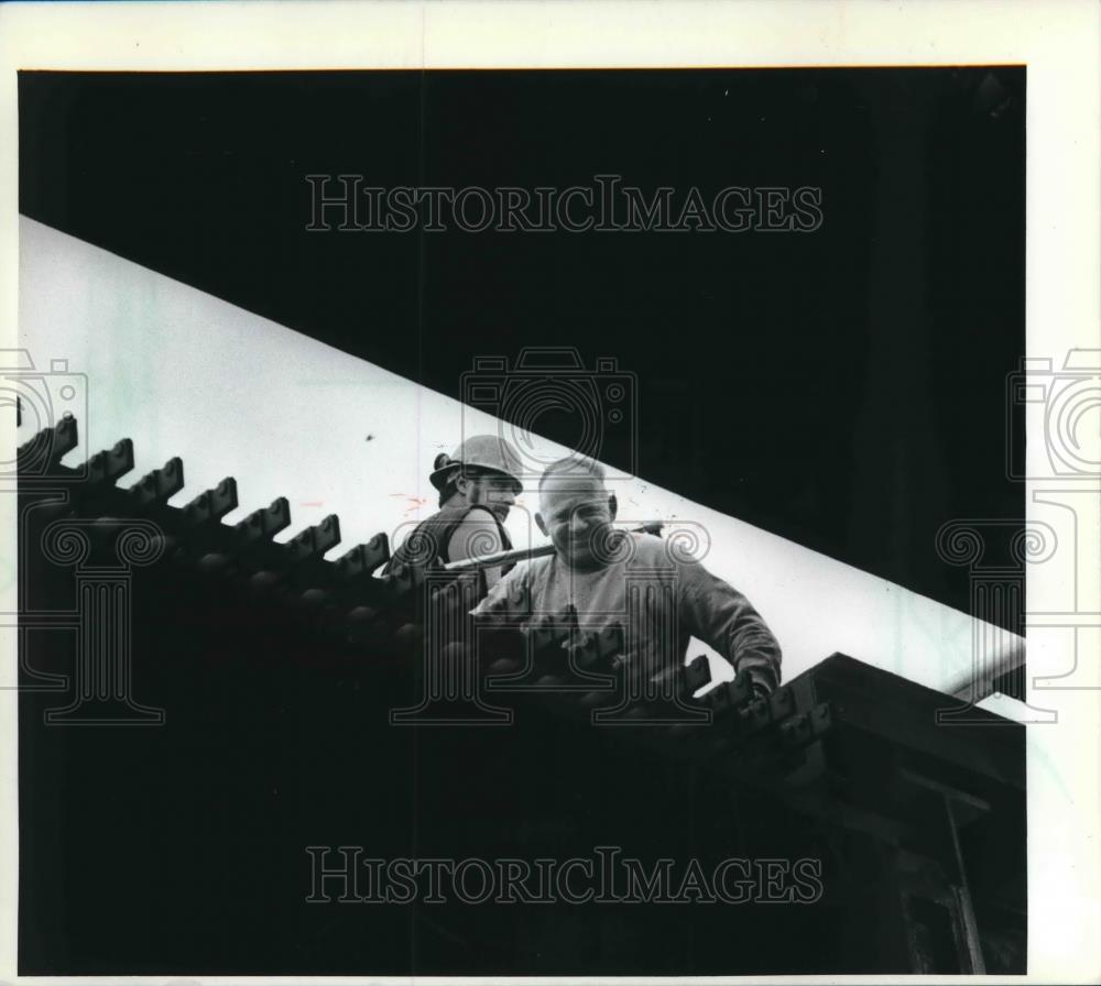 1982 Press Photo Workers working on drawbridge in Milwaukee - mjb64000 - Historic Images