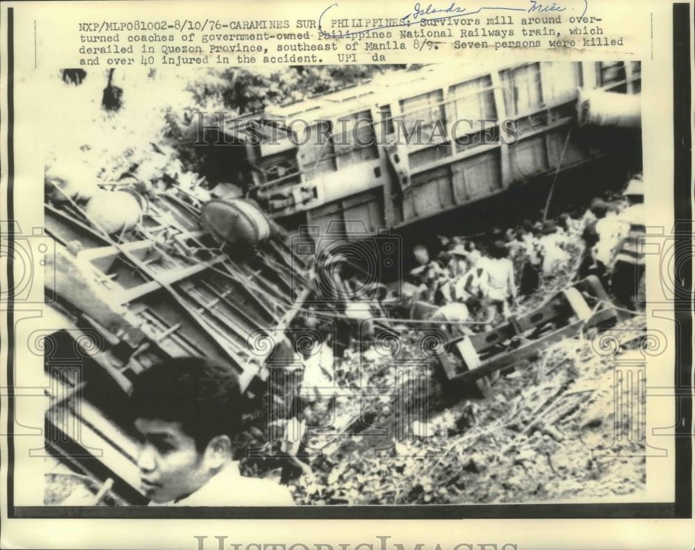 1976 Press Photo Survivors mill around overturned coaches in Quezon Province - Historic Images