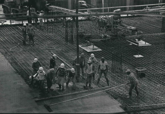1989 Press Photo Concrete crews Northwestern Mutual Life Insurance Co Milwaukee - Historic Images