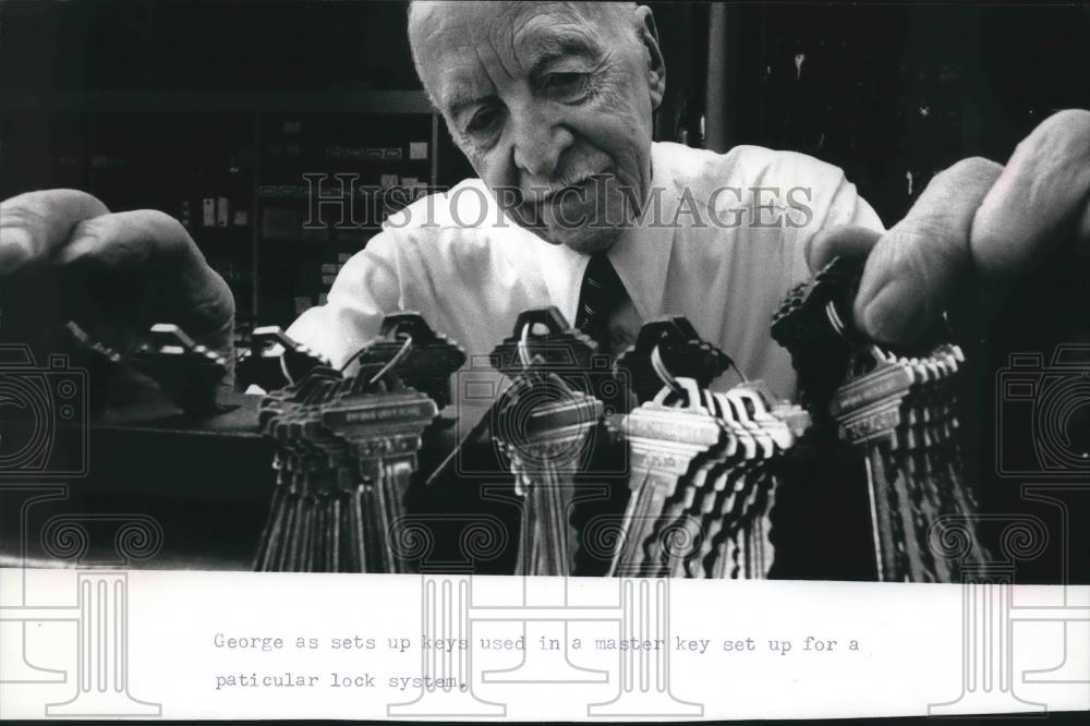 1989 Press Photo Harold George owner AAA Acme Lock Co. holds keys - mjb66817 - Historic Images