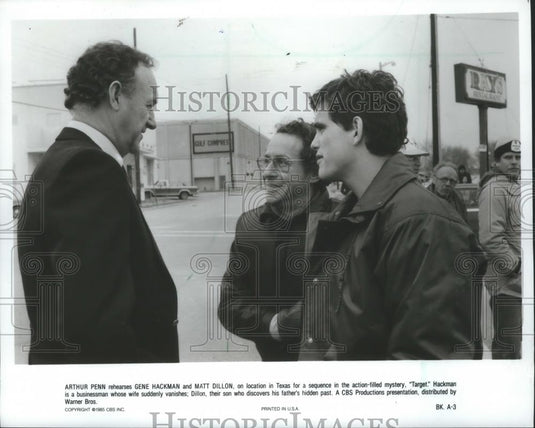 1985 Press Photo Arthur Penn,Gene Hackman, and Matt Dillon on set of "TARGET" - Historic Images