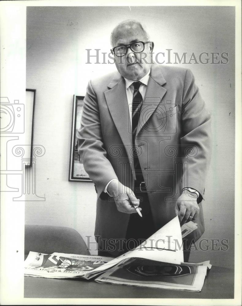 1982 Press Photo Joseph F. Flanagan Guides Marketing for Milwaukee Journal - Historic Images