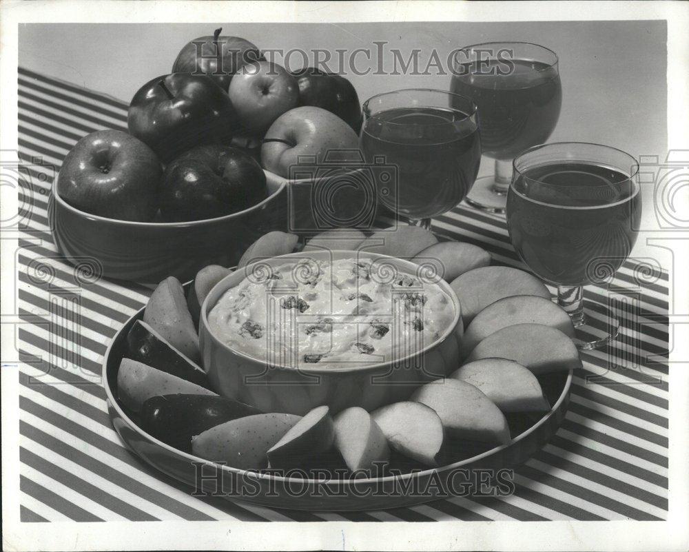 1975 Press Photo Apple Cheese Mellow Friends Dip Snack - RRV41225 - Historic Images