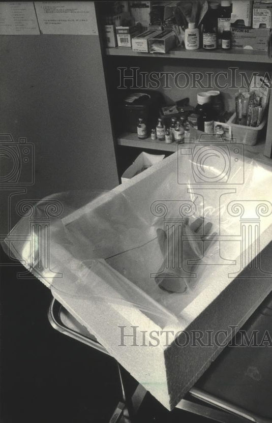 1985 Press Photo Froedtert Hospital's special box for preserving body parts - Historic Images