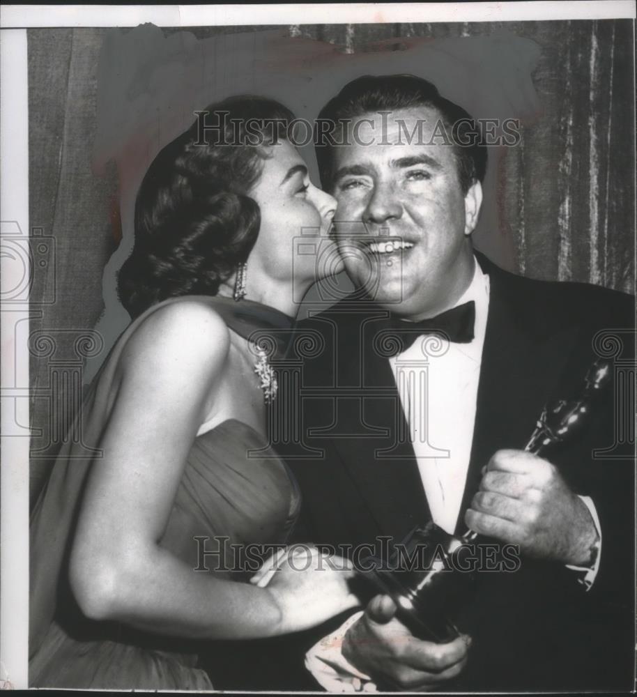 Press Photo Donna Reed kisses best supporting actor, Edmond O'Brien - mjb69037 - Historic Images