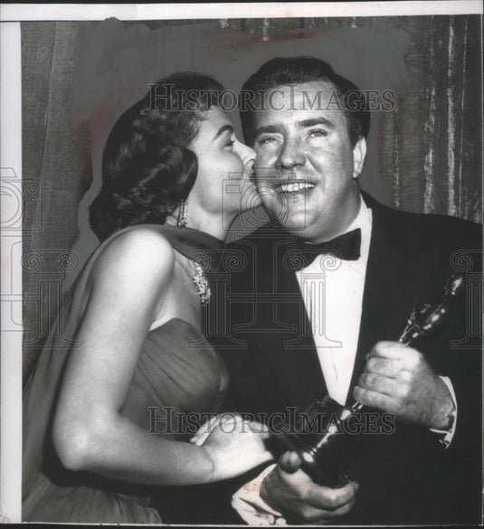 Press Photo Donna Reed kisses best supporting actor, Edmond O'Brien - mjb69037 - Historic Images