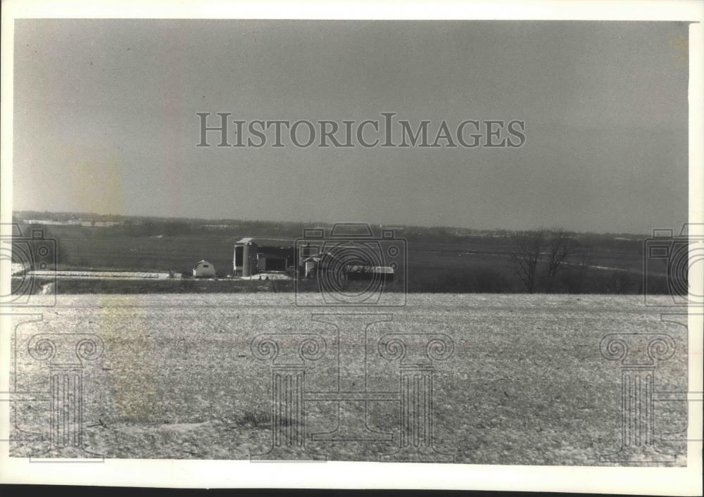 1989 Press Photo Farm overlooking Horicon Marsh with possibility of development. - Historic Images