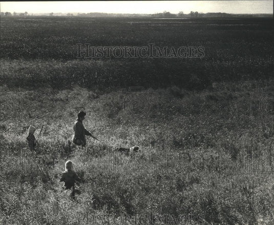 1990 Press Photo Judy Swenson and children enjoying walk through Horicon Marsh. - Historic Images