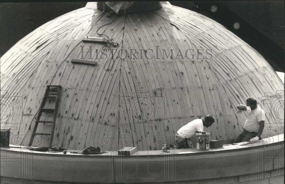 1994 Press Photo Jeff Jozwiak &amp; Keith Habenicht work on the Pere Marquette roof - Historic Images