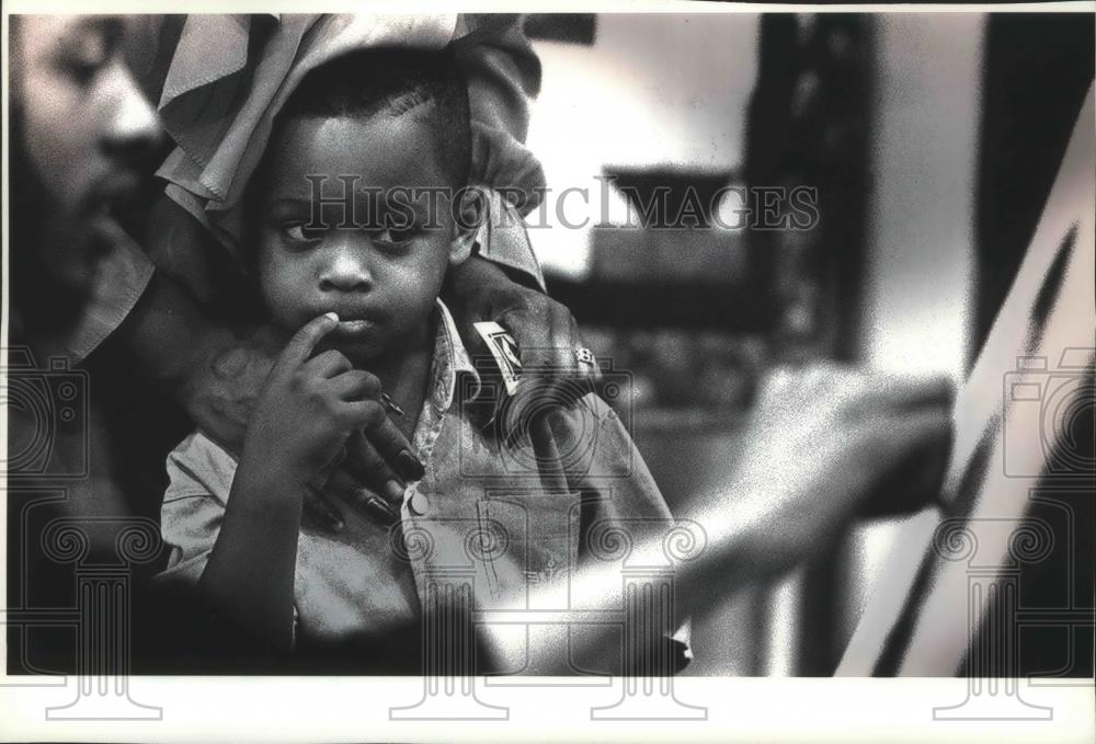 1994 Press Photo Artist Amar sketches portrait at Wisconsin Black Expo - Historic Images