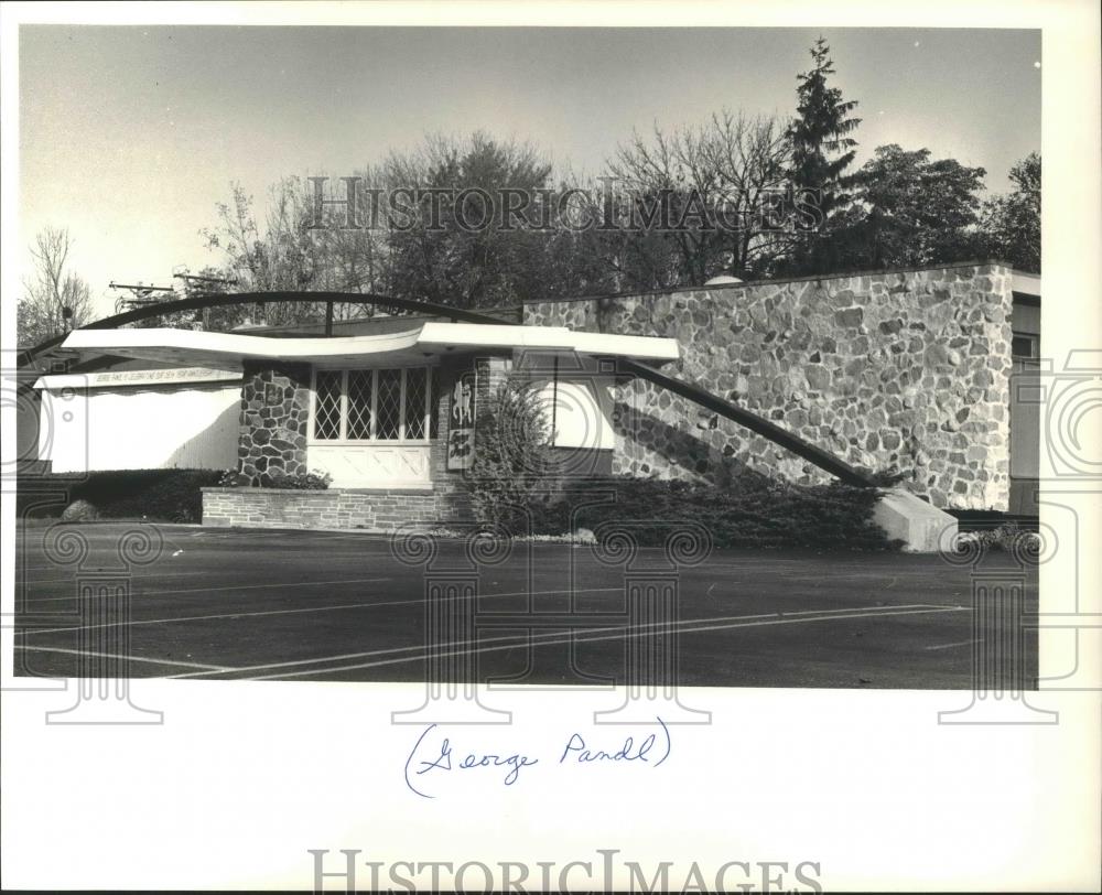 1984 Press Photo Exterior view of modern architectural design by George Pandl - Historic Images