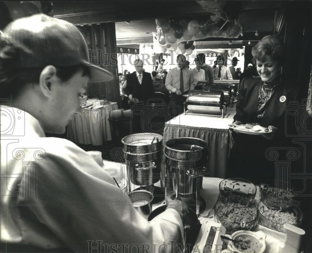 1990 Press Photo Cook Grant Gehweiler serves Lois Stout for Bayside in Milwaukee - Historic Images