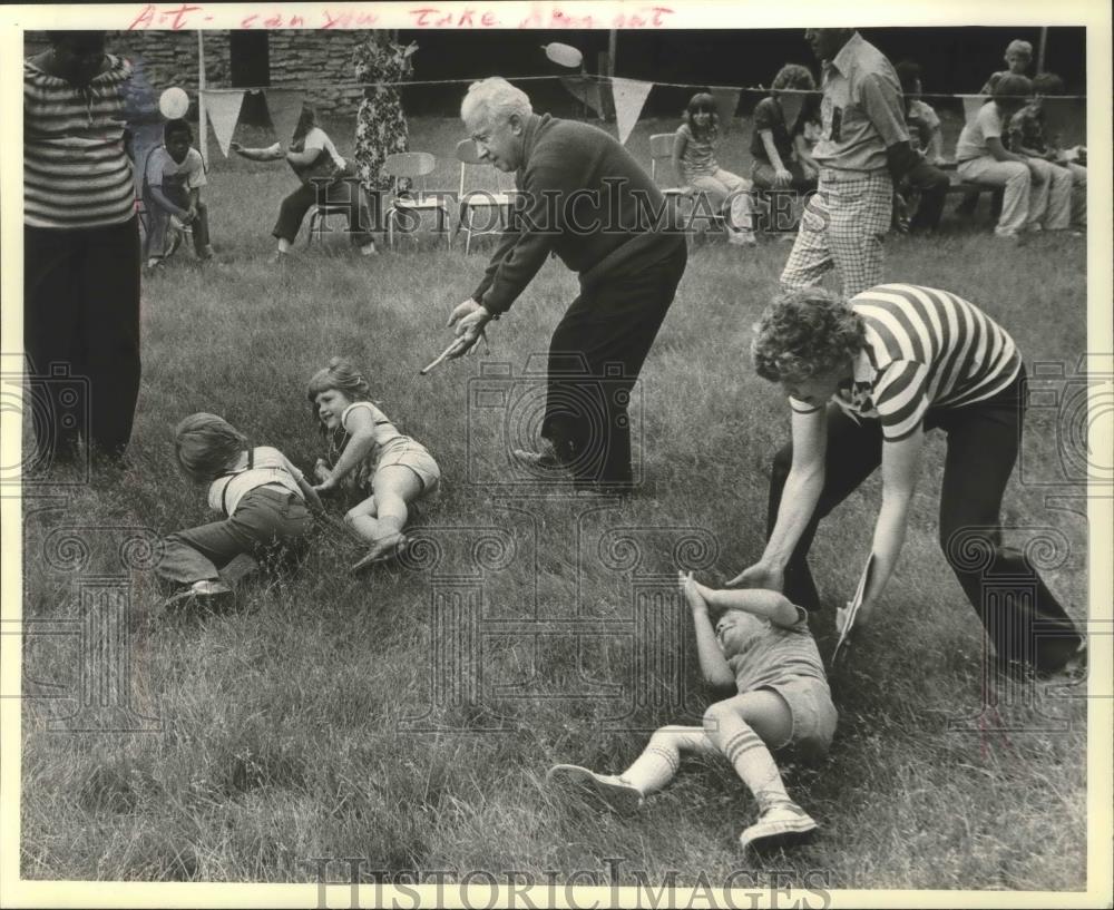 1980 Press Photo Harold &quot;Zip&quot; Morgan encourages children in race, Neekara School - Historic Images