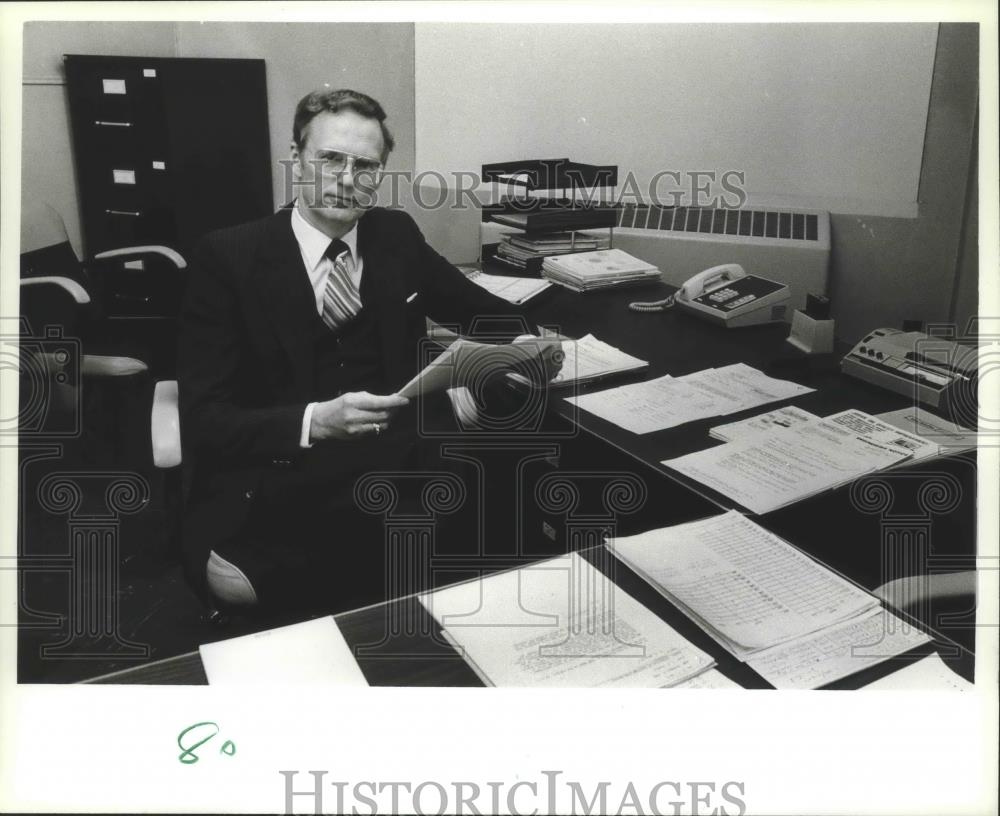 1982 Press Photo Janis Inveiss, volunteer interpreter with Red Cross, Milwaukee. - Historic Images