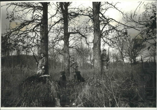 1994 Press Photo Duck hunters with eyes to the sky along the Wisconsin River - Historic Images