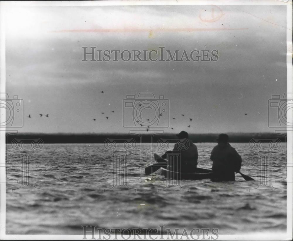 Press Photo Milwaukee hunters on a back bay in Netley Lake near Winnipeg - Historic Images