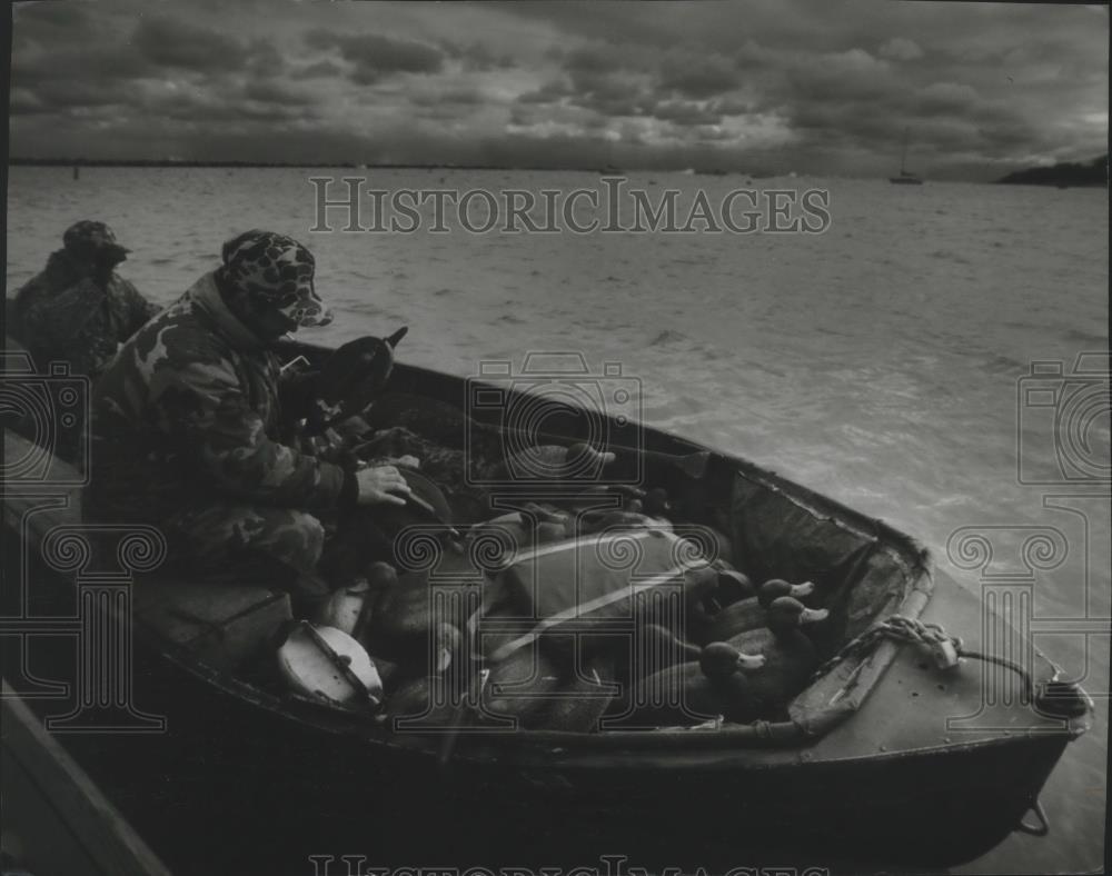 1993 Press Photo Duck hunters at South Shore Yact Club on Lake Michigan - Historic Images