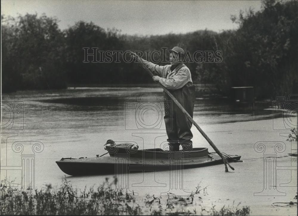 1981 Press Photo Jim Lemorande of Green Bay looks for a good duck hunting spot - Historic Images