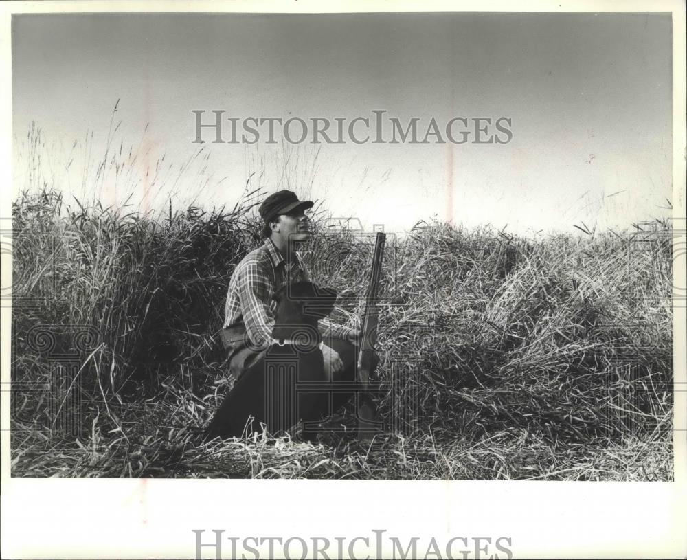 1982 Press Photo Tod Cowie and Tar duck hunting in Theresa Marsh, Wisconsin - Historic Images
