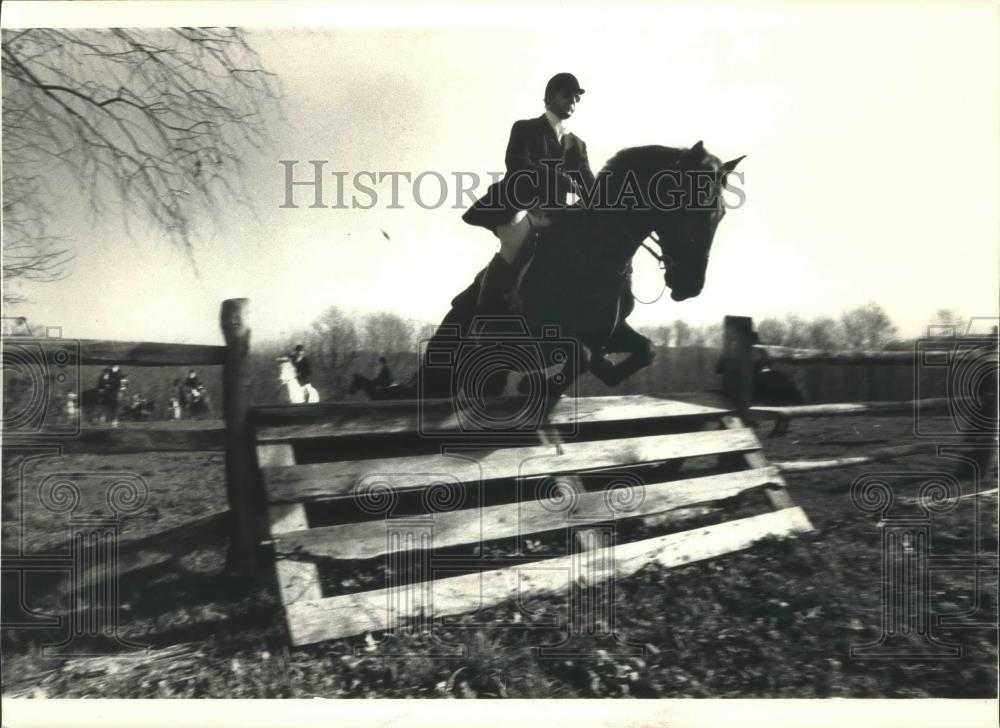 1986 Press Photo Rolling Rock-Westmoreland Hunt Club member & horse on fox hunt - Historic Images