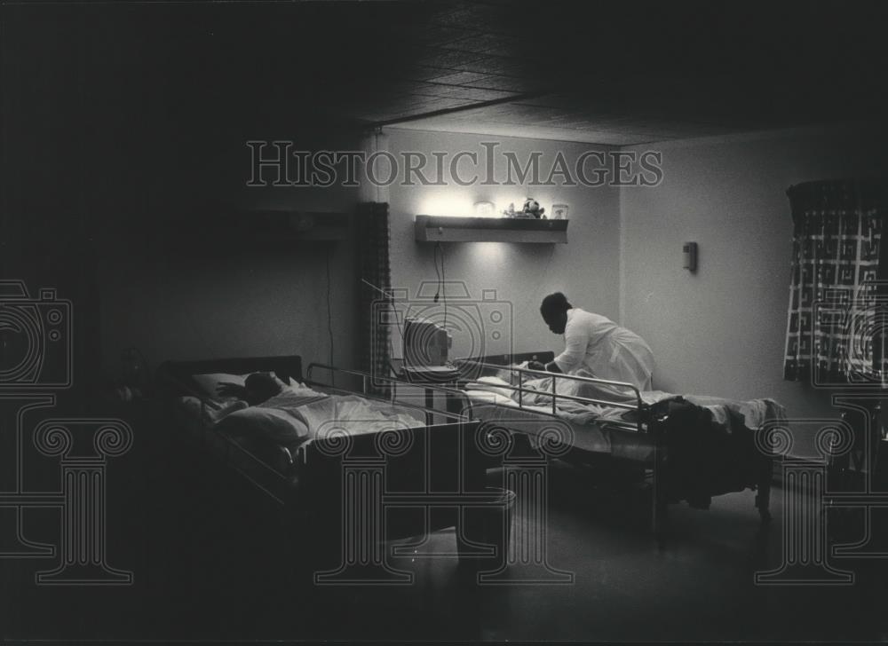 1986 Press Photo Wisconsin residents in hospital beds - mjb69717 - Historic Images