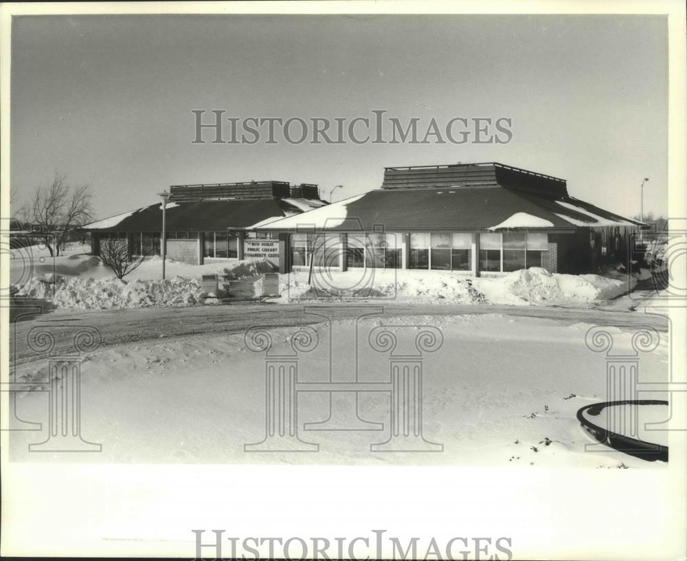 1982 Press Photo Library in New Berlin, Wisconsin - mjb69735 - Historic Images