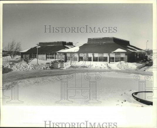 1982 Press Photo Library in New Berlin, Wisconsin - mjb69735 - Historic Images