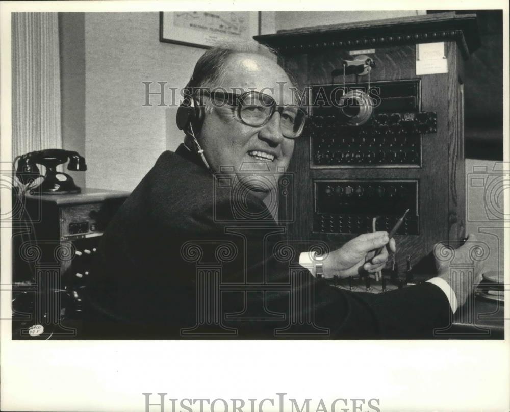 1985 Press Photo David F. Nelson, poses at the American Museum, Wisconsin Bell - Historic Images