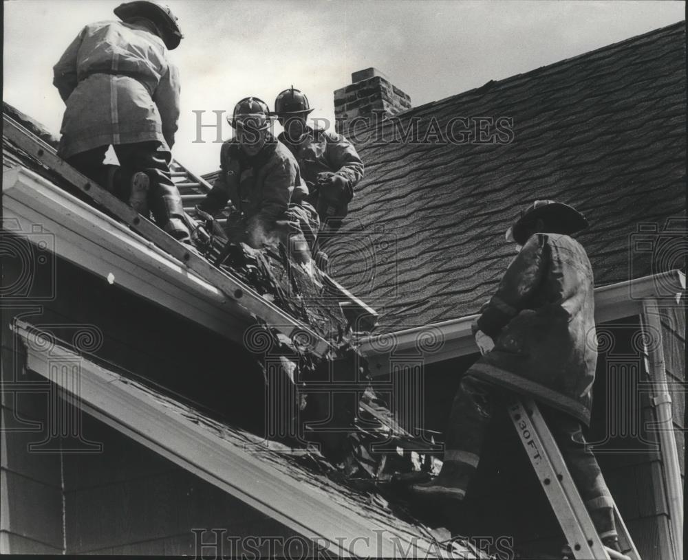 1978 Press Photo Milwaukee firefighters trainees were supervised on roof of home - Historic Images