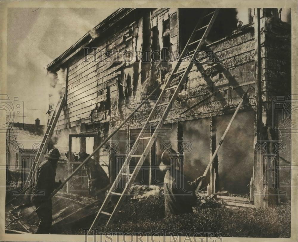 1978 Press Photo Milwaukee firefighters battle a stubborn duplex blaze - Historic Images