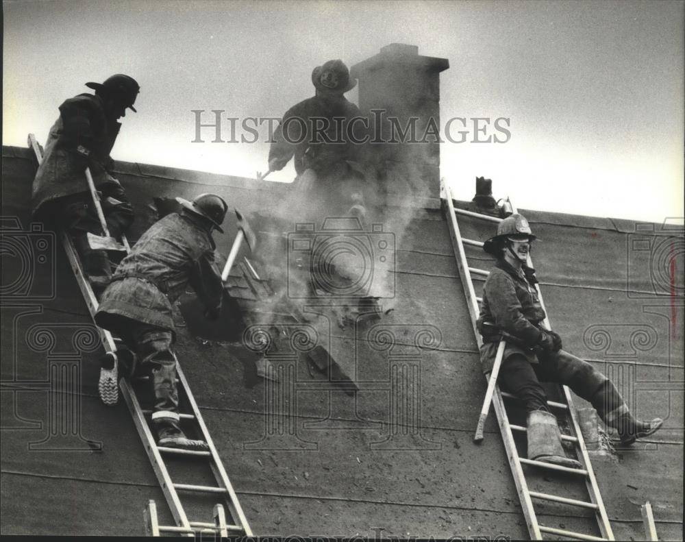 1979 Press Photo Milwaukee firefighters chopped a hole in a roof of a home blaze - Historic Images