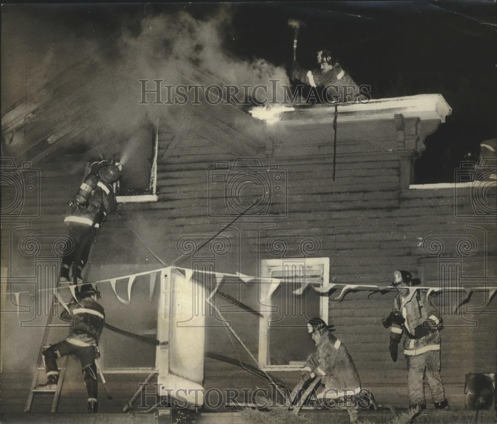 1979 Press Photo Firemen at Miller&#39;s Airport Lounge and Disco fire, Milwaukee - Historic Images