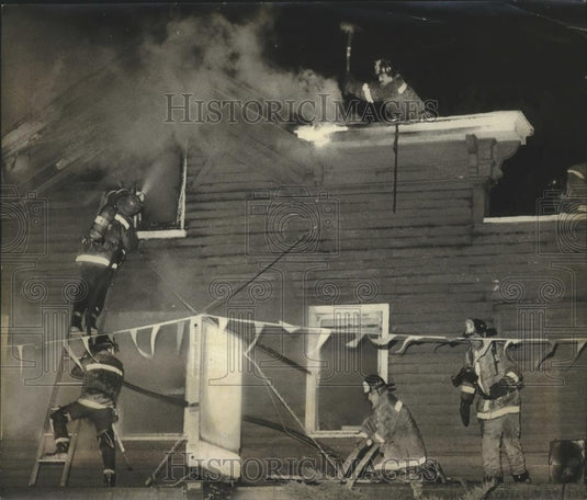 1979 Press Photo Firemen at Miller's Airport Lounge and Disco fire, Milwaukee - Historic Images