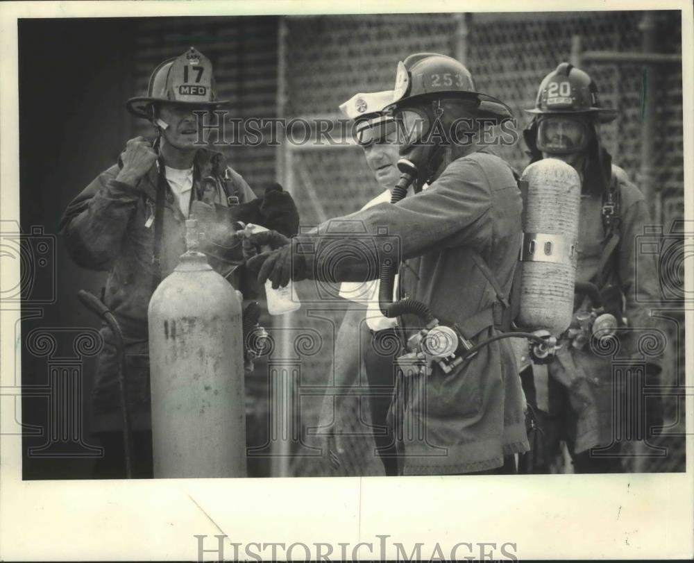 1983 Press Photo Milwaukee firemen check for leaks in chlorine tank at Wilson Pk - Historic Images