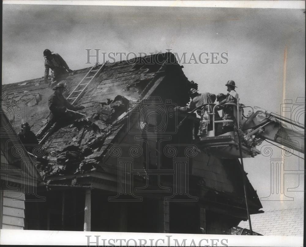 1978 Press Photo Milwaukee firemen fighting a building fire at 1559 S. 16th St. - Historic Images